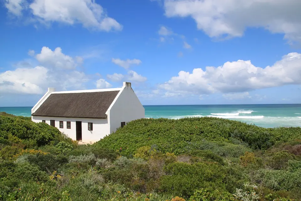 Petite maison blanche située sur les dunes de la magnifique plage de De Hoop