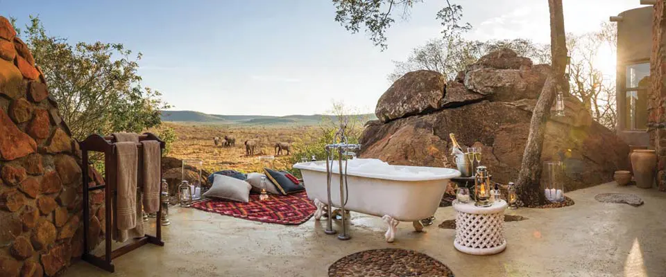 une salle de bain extérieure face à l'horizon en brousse