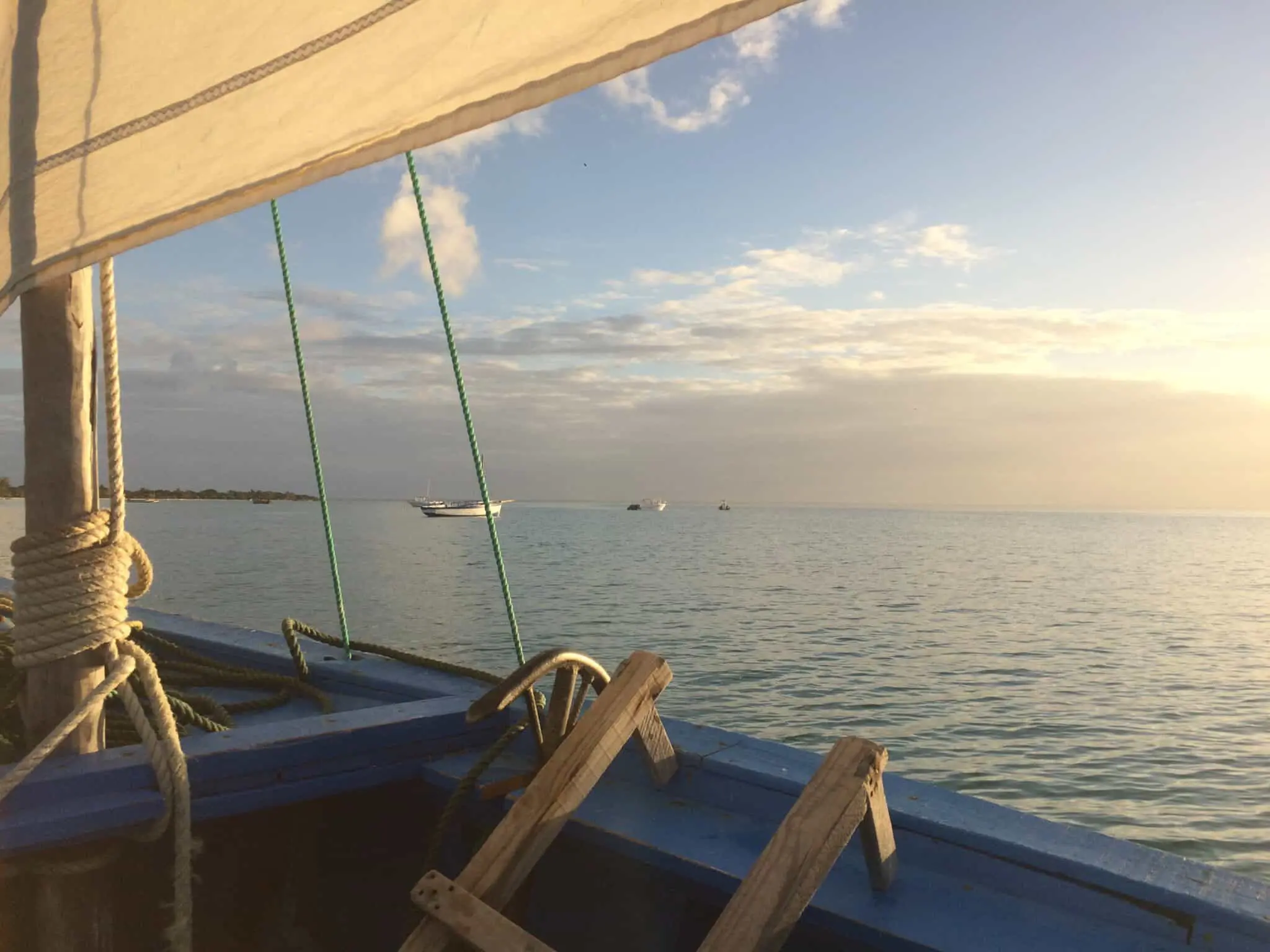 depuis l’intérieur d'un boutre, vue sur l'océan et l'horizon