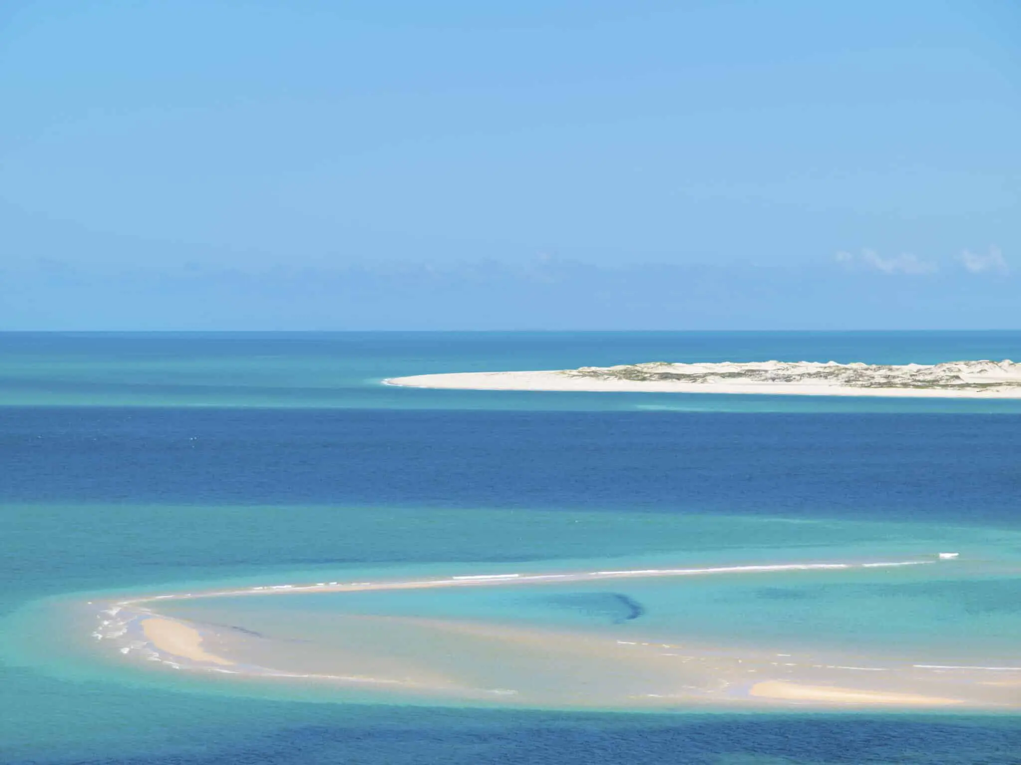 vue du ciel sur l'archipel de Bazaruto avec ses eaux turquoises