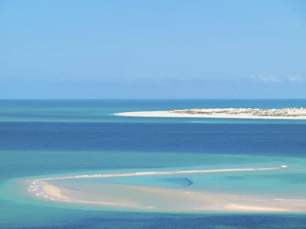vue du ciel sur l'archipel de Bazaruto avec ses eaux turquoises