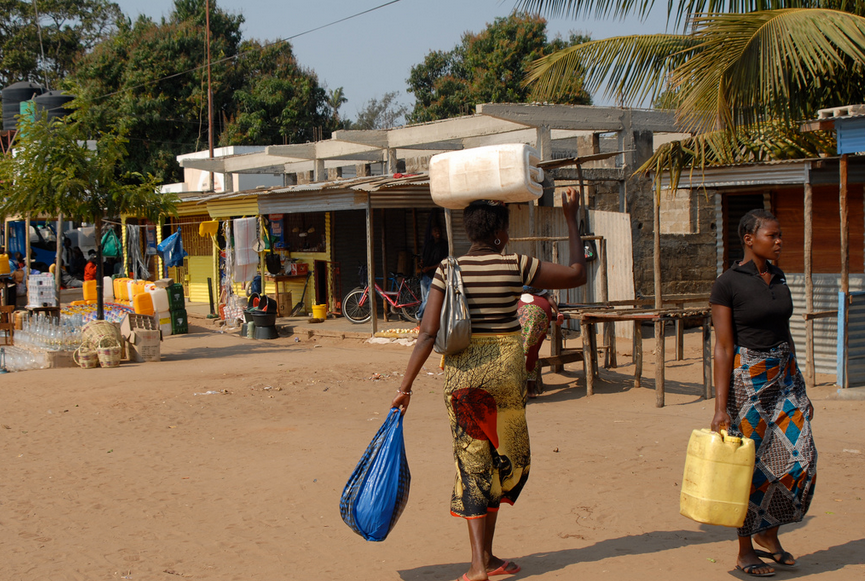 marche d'Inhambane avec une femme transportant ses achats sur la tête