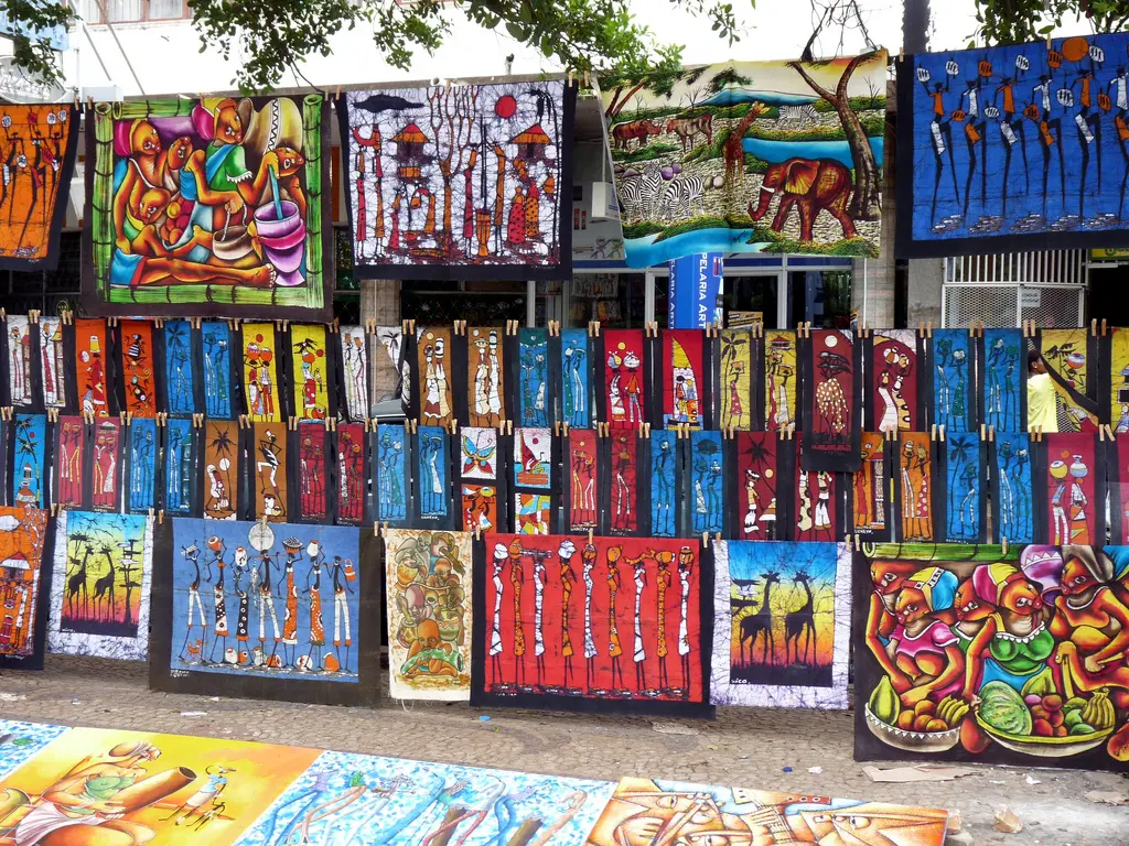 tissus et tableaux colorés dans les rues du marché de Maputo