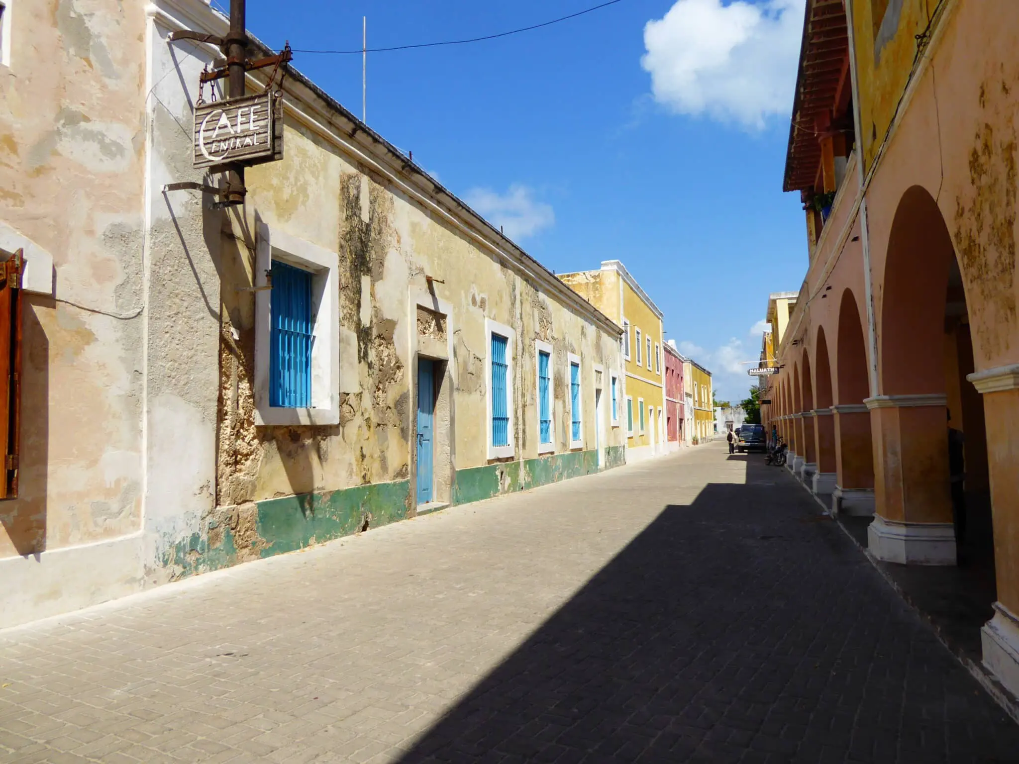 zoom sur l'architecture d'une belle ruelle sur l'île de Mozambique