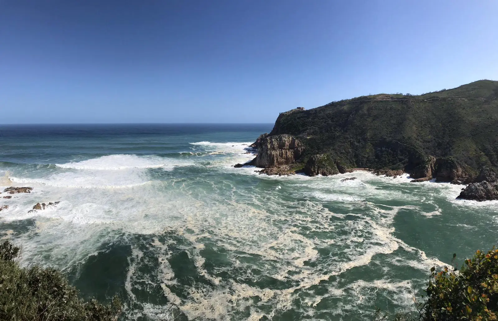 Vue sur la mer agitee de Knysna au niveau de l'embouchure de Knysna Heads