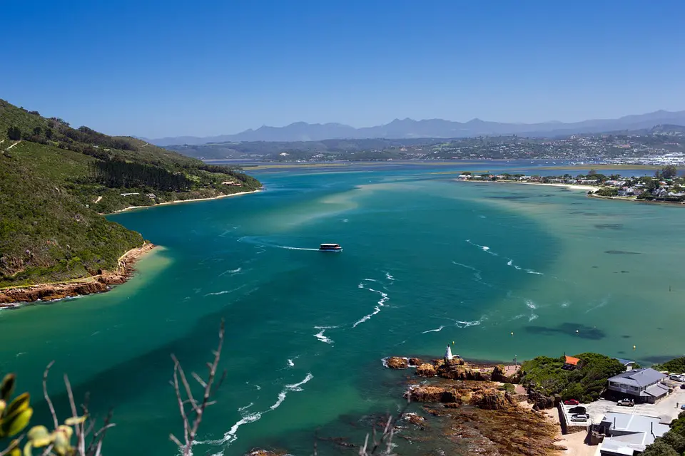 Vue sur le magnifique lagon aux nuances turquoise de Knysna