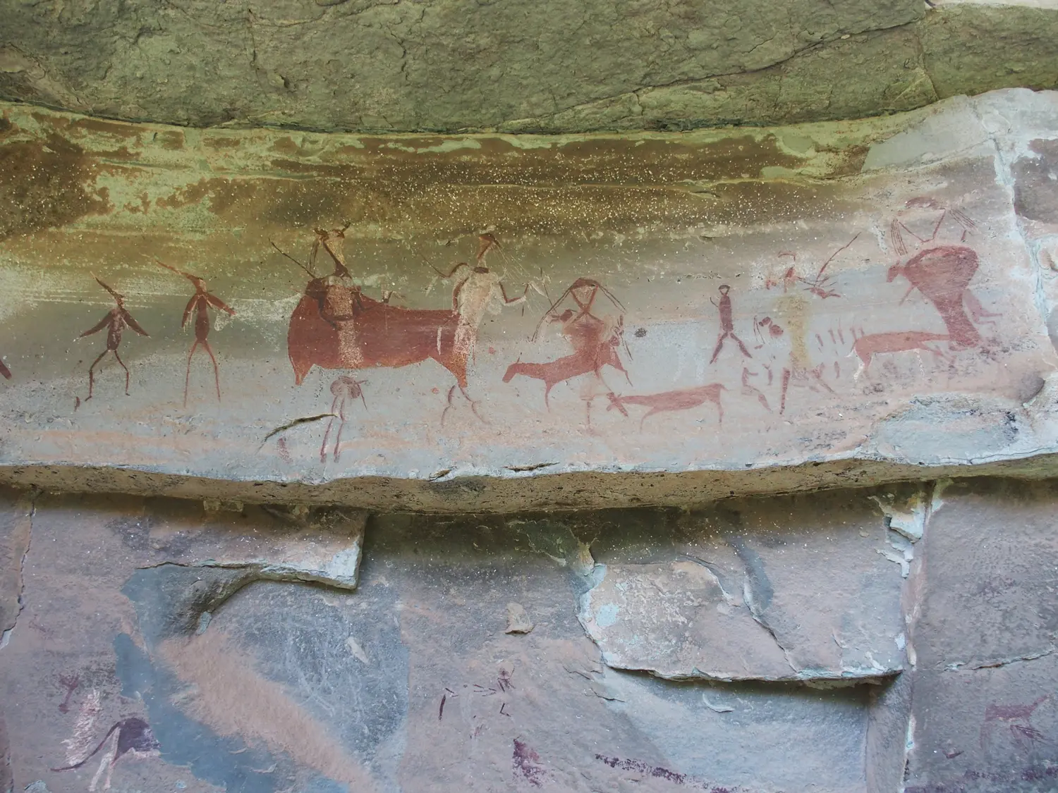 Hommes et animaux déssinés par les sans sur les roches du Drakensberg