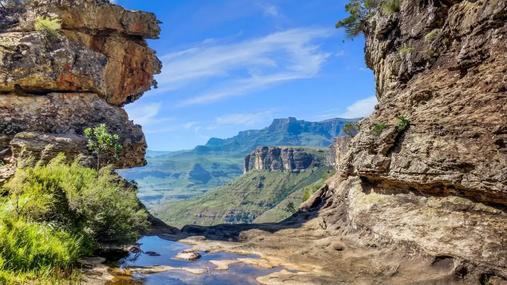 Paysage du Drakensberg avec roches, rivière, montagne et vallée verte