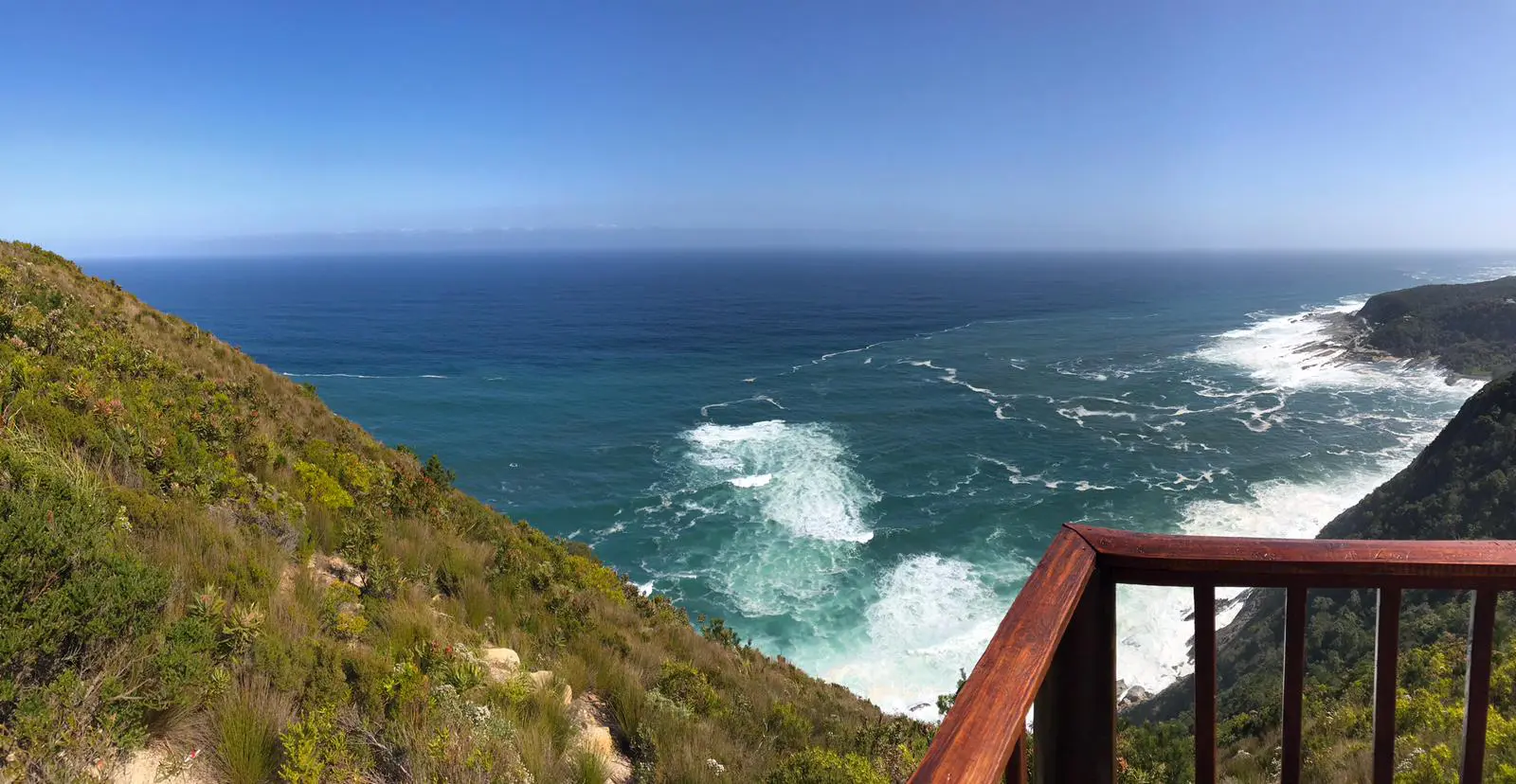 Tsitsikamma vue du haut offrant une vue sur incroyable sur l'ocean turquoise et agite