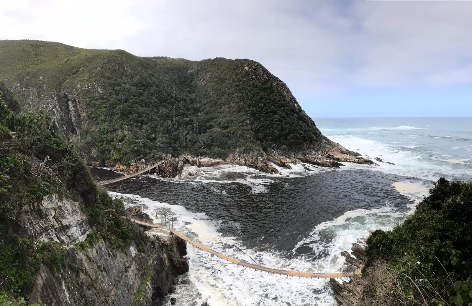 Panorama donnant sur les ponts suspendus de la celebre Storms River en Afrique