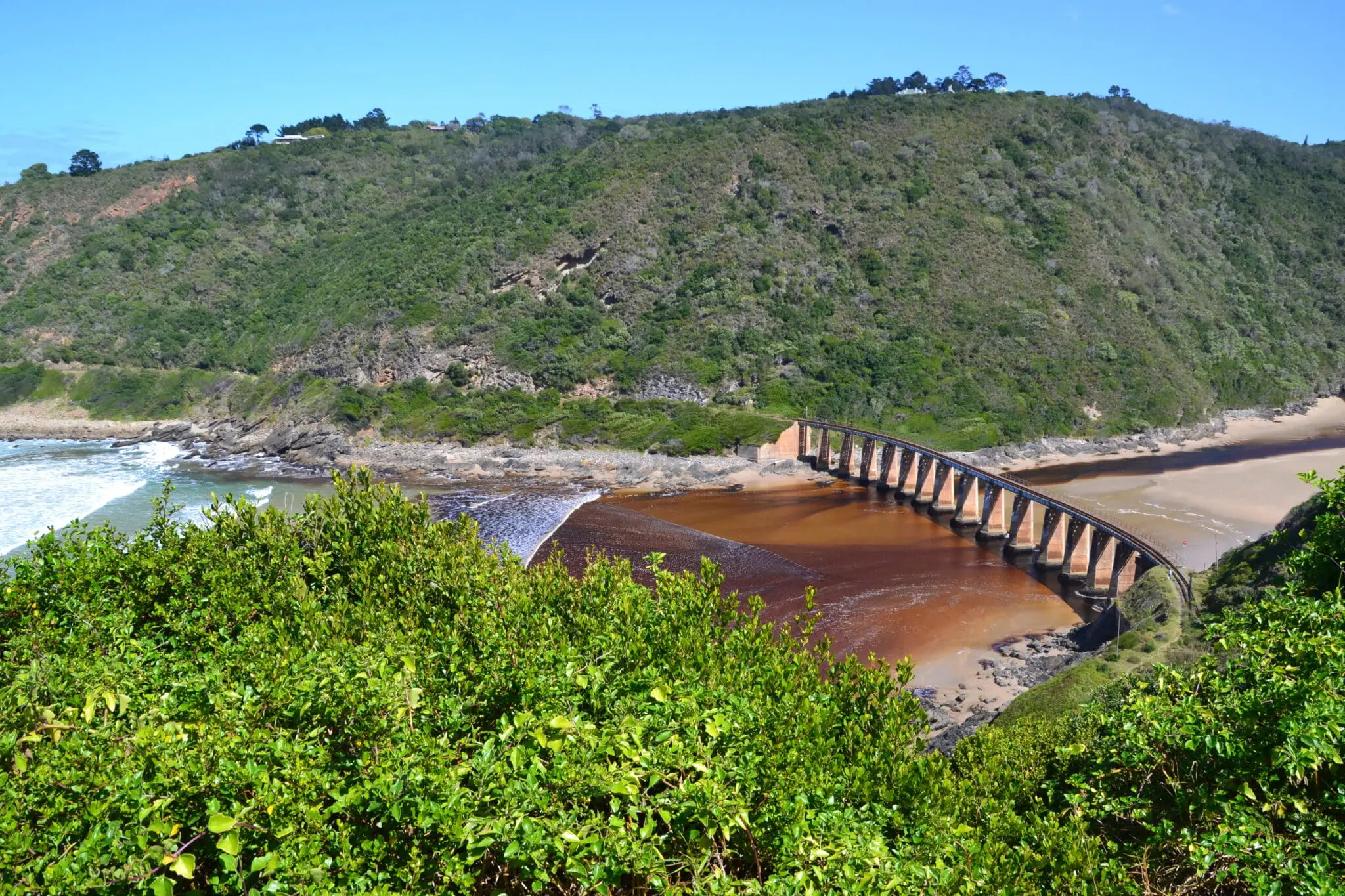 Vue sur le pont de Kaimans pass située dans le Wilderness en Afrique du Sud