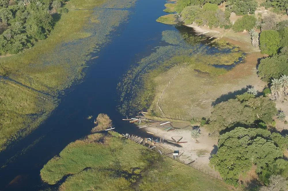 Depuis le ciel, vue sur les mokoros au bord des rives de l'Okavango
