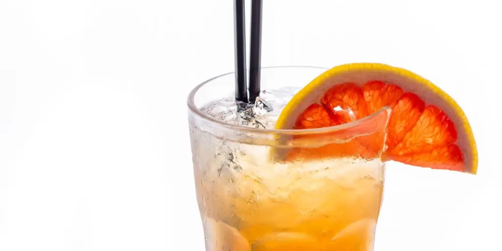 Verre contenant la boisson orangée du rock shandy, la boisson locale