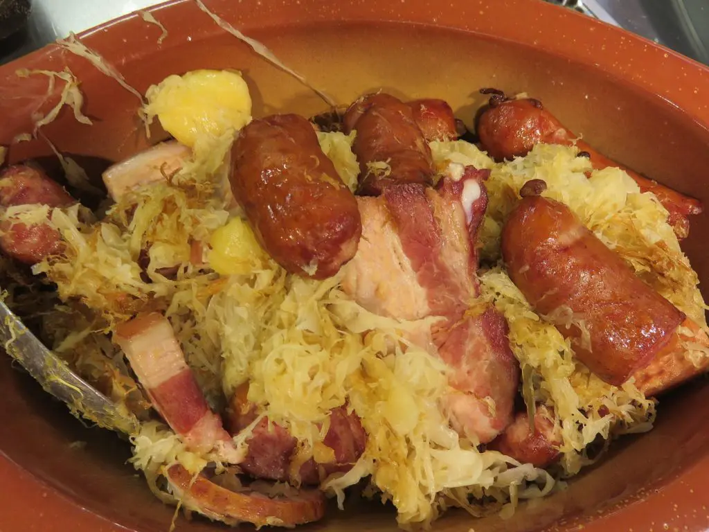 Plat de choucroute façon allemande garni de saucisses et de lard fumé