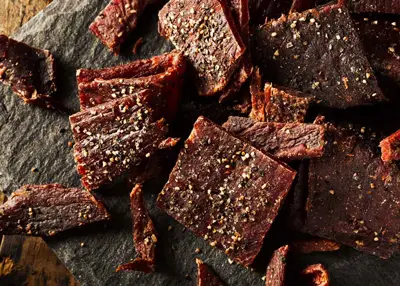 Snack de Namibie : le biltong, ses petits morceaux de viande séchée
