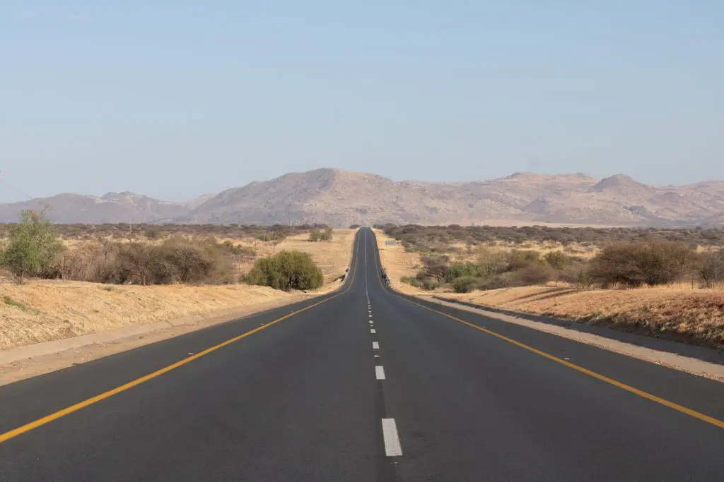 Route infinie vers l'horizon et ses montagnes