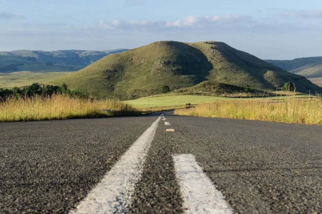 Zoom sur l'asphalte d'une route dans les paysages du Drakenserberg