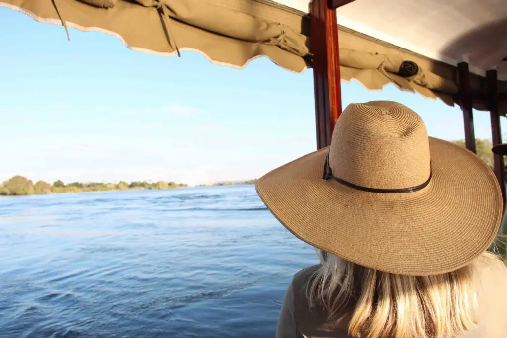 voyageuse admirant l'horizon lors d'un safari sur la rivière chobe