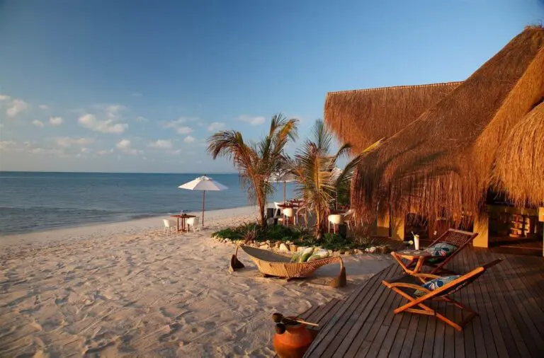 Restaurant d'un lodge accédant directement sur la plage de sable blanc