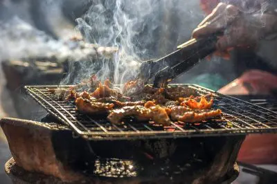 De la viande cuit sur une grille au barbecue