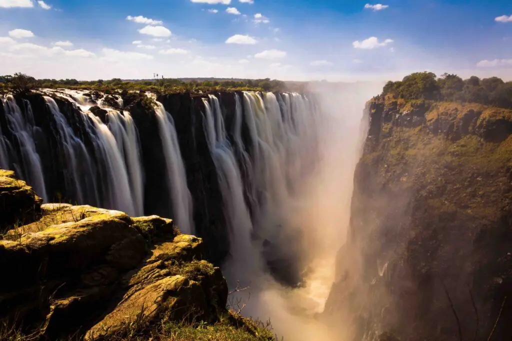 Vue de face et de près des chutes et de la faille