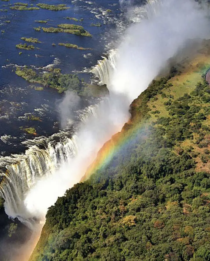 Vue du ciel l'imposant nuage d'eau qui remonte avec un arc en ciel