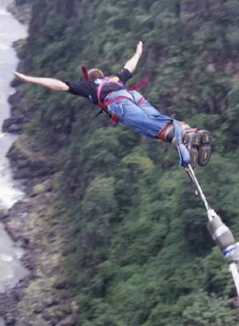 Un homme en train de faire le saut de l'ange en sautant à l'élastique