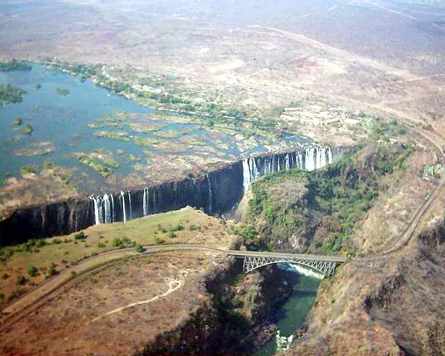 Vue du ciel, les chutes d'eau en bas débit soit des filets d'eau