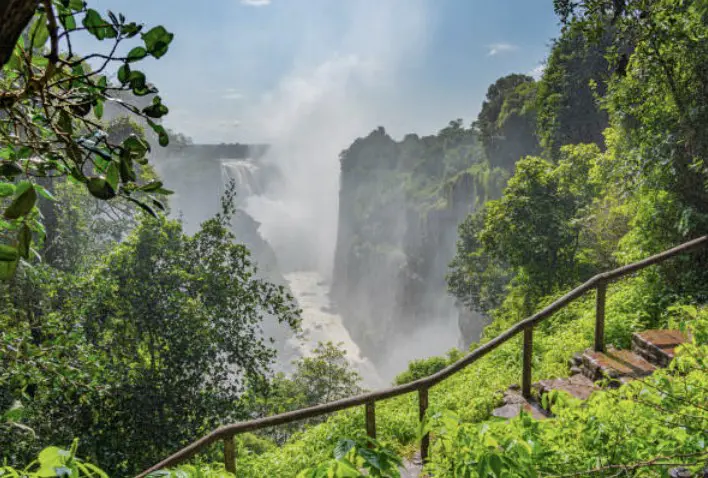 Parcours des chutes avec escalier et rampe dans une verdure luxuriante