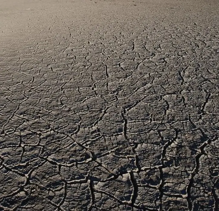Gros plan sur le sol craquelé et sec du pan de Makgadikgadi