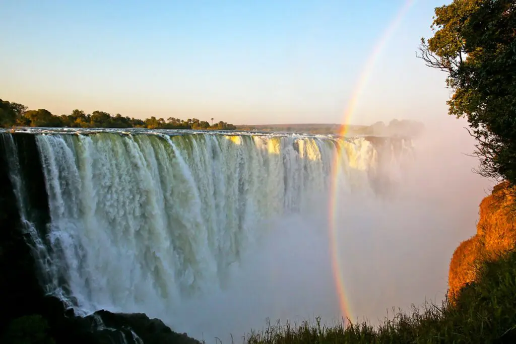 Vue de face, les chutes d'eau en haut débit avec arc en ciel et brume
