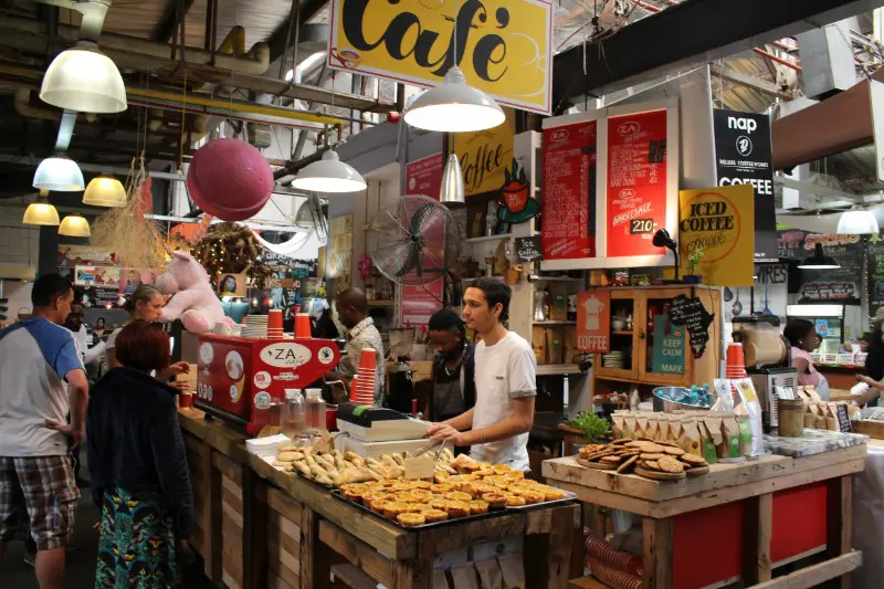 Zoom sur un commerçant dans son stand en train de vendre ses produit