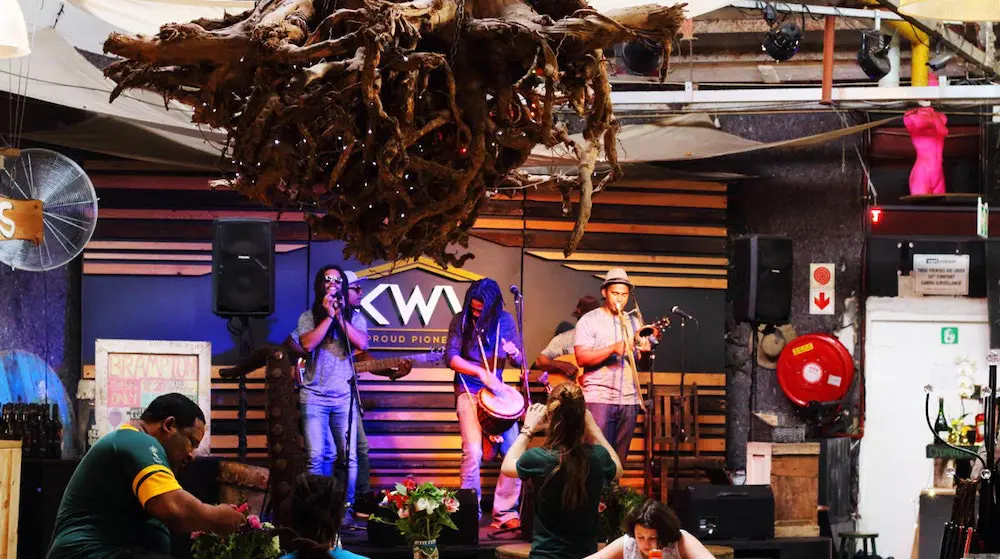 Scène avec 3 musiciens lors d'un concert au Hout Bay Harbour market