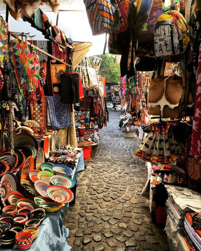 Zoom sur les nombres articles du marché de green market square au Cap