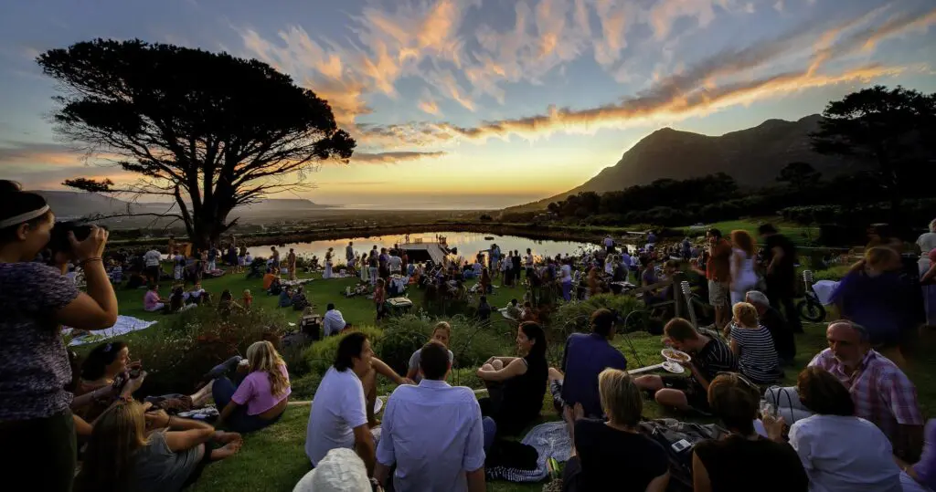 Personnes assises sur les pelouses du marché de cape point vineyards