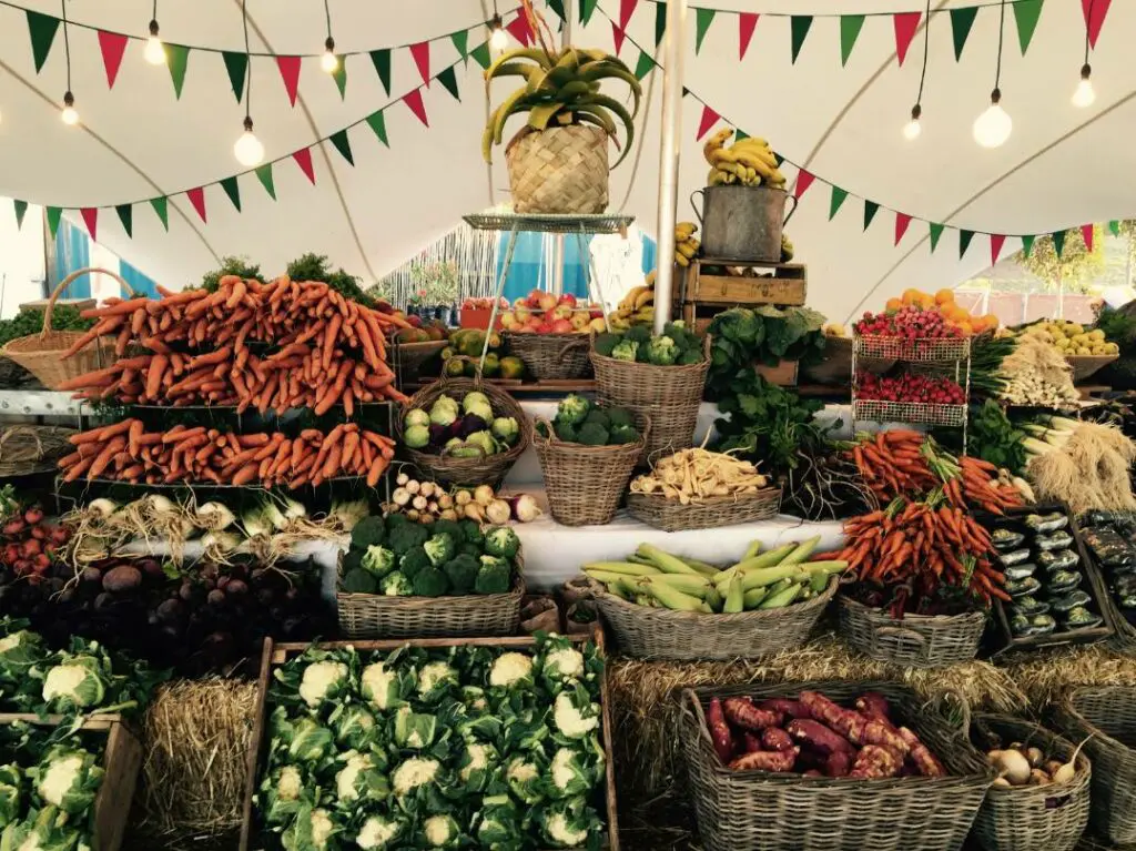 Etalage de nourriture au marché d'Oranjezicht au waterfront