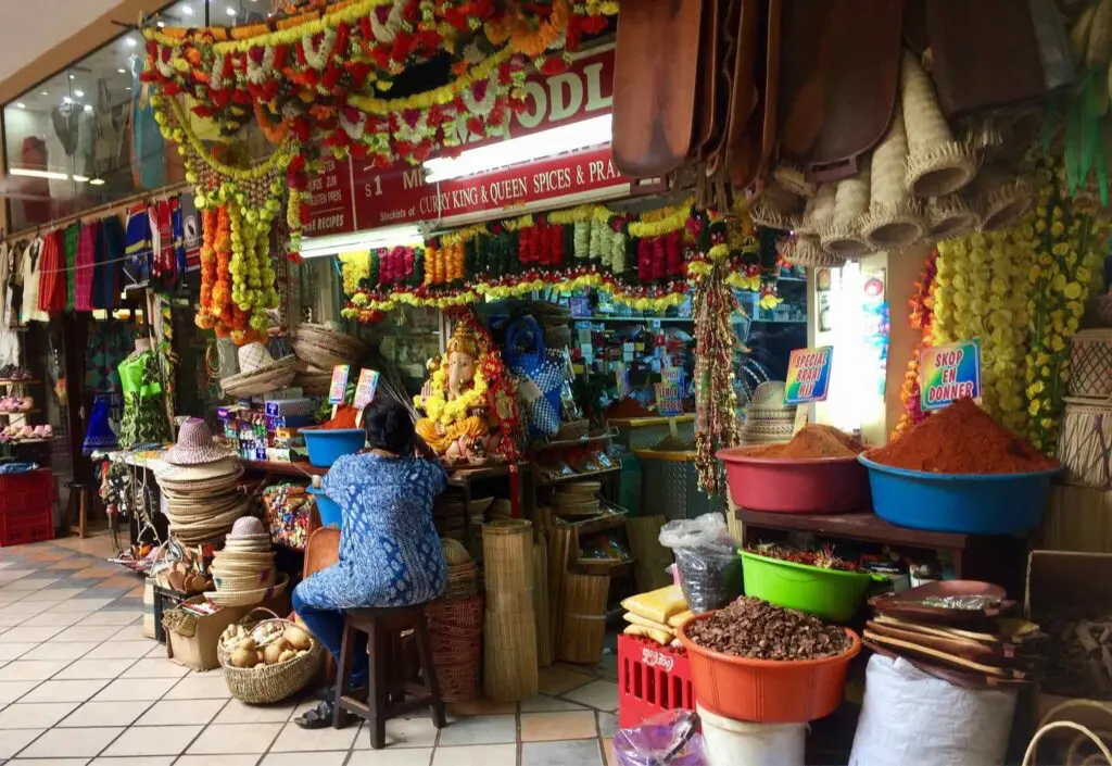 Zoom sur un étal coloré du marché souk afro-indien de Durban