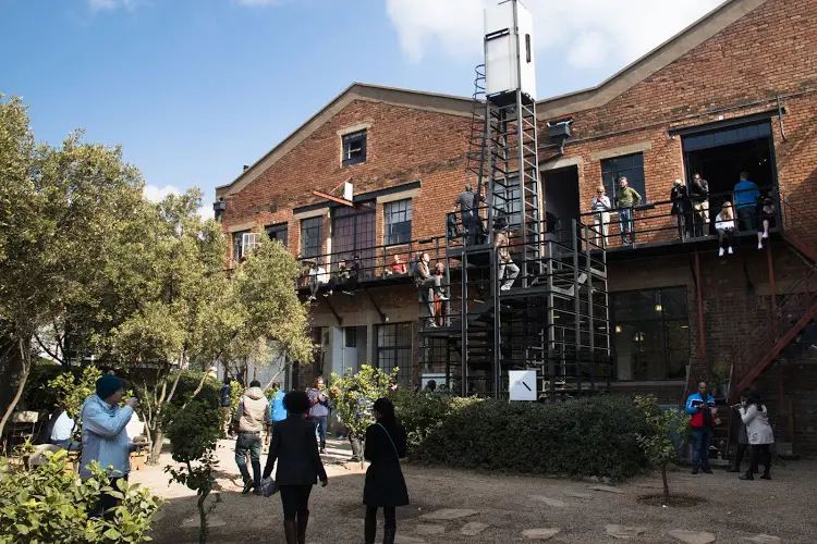Vue sur l'établissement en brique du centre arts on main à Maboneng