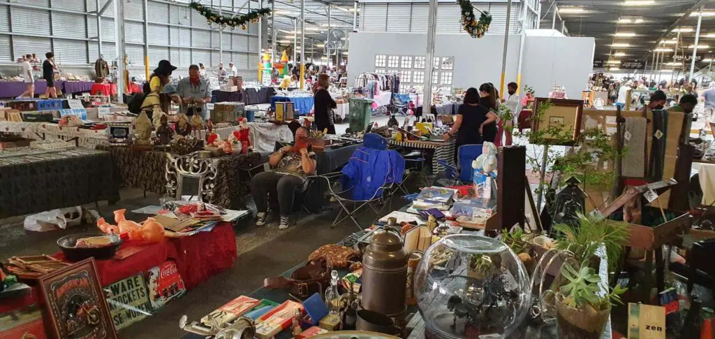Vue d'ensemble des nombreux stands au marché couvert de Rosebank