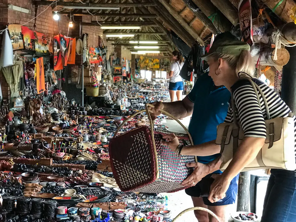 Zoom sur la grande variété d'artisanat local au marché de st Lucia