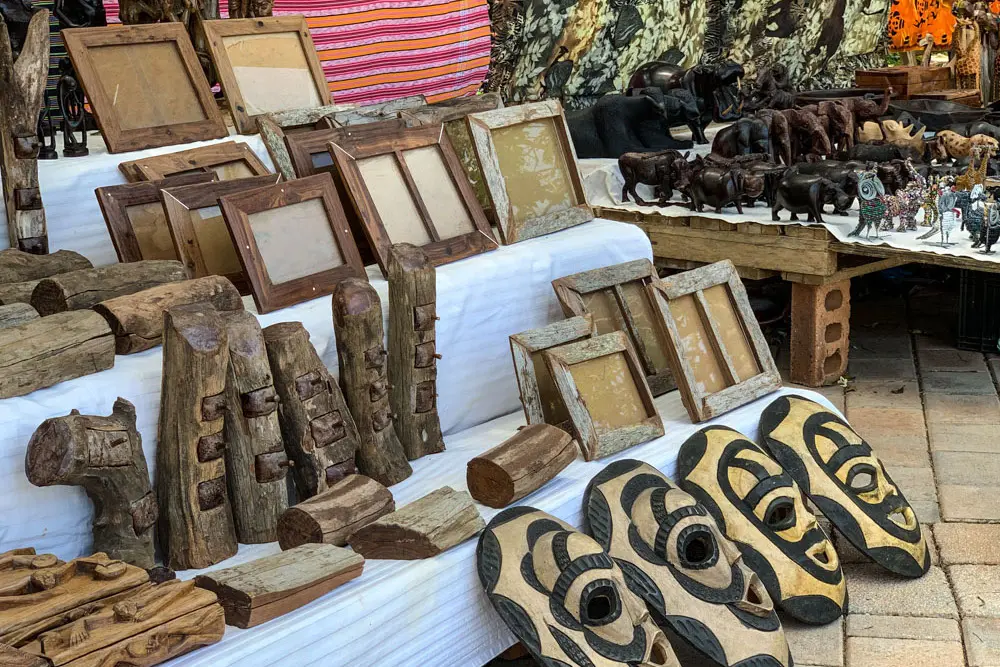 Masques africain, cadres et figurines en bois sur un marché de rue