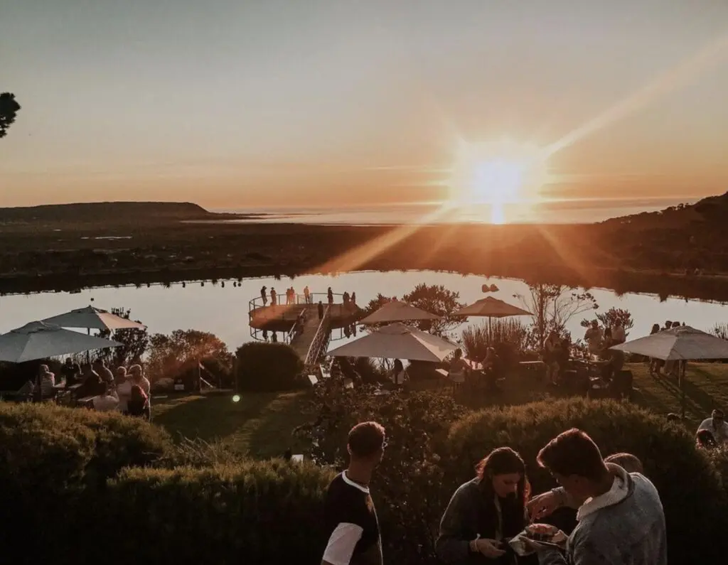 Sunset sur la mer et les montagnes depuis cape point vineyards