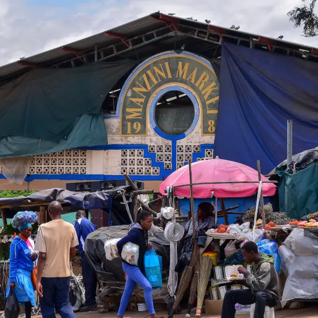 Entrée du Manzini Market avec ses nombreuses personnes et stands