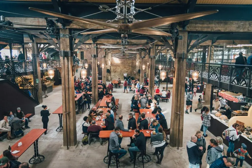 L'Intérieur du marché de la gare d'Elgin avec ses visiteurs attablés