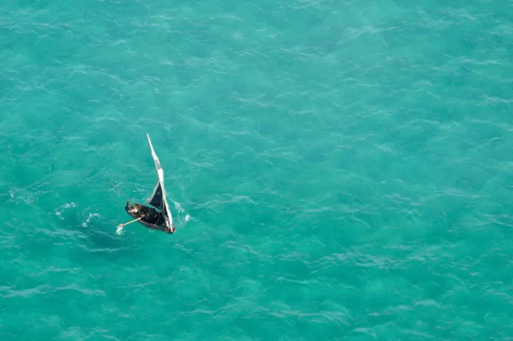 Vue du ciel un dhow navigue sur les eaux turquoise du Mozambique
