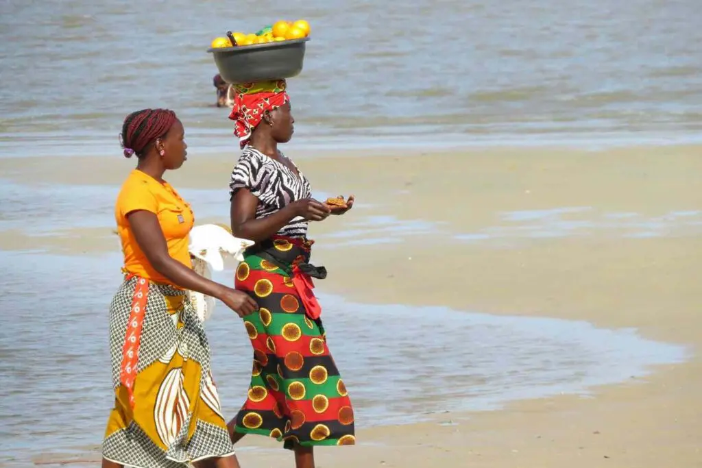 Deux femmes mozambicaines marchent sur la plage