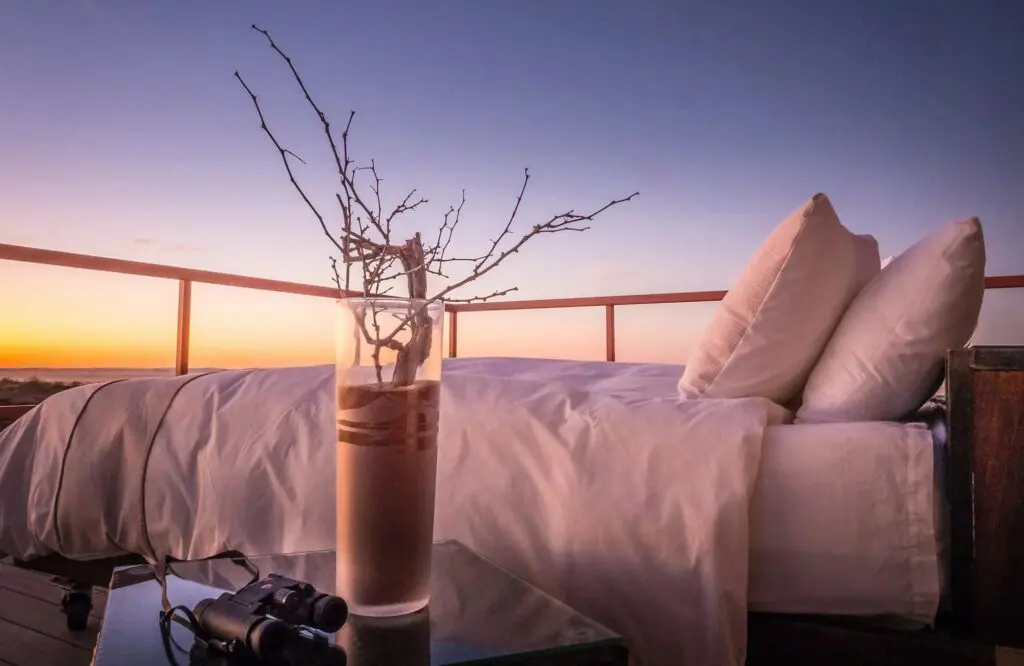Zoom sur un lit extérieur face à l'horizon et au soleil qui se couche