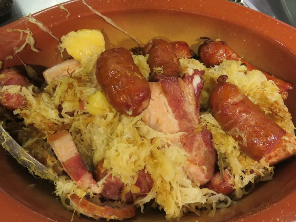 Gros plan sur un plat de choucroute avec son chou et ses saucisses
