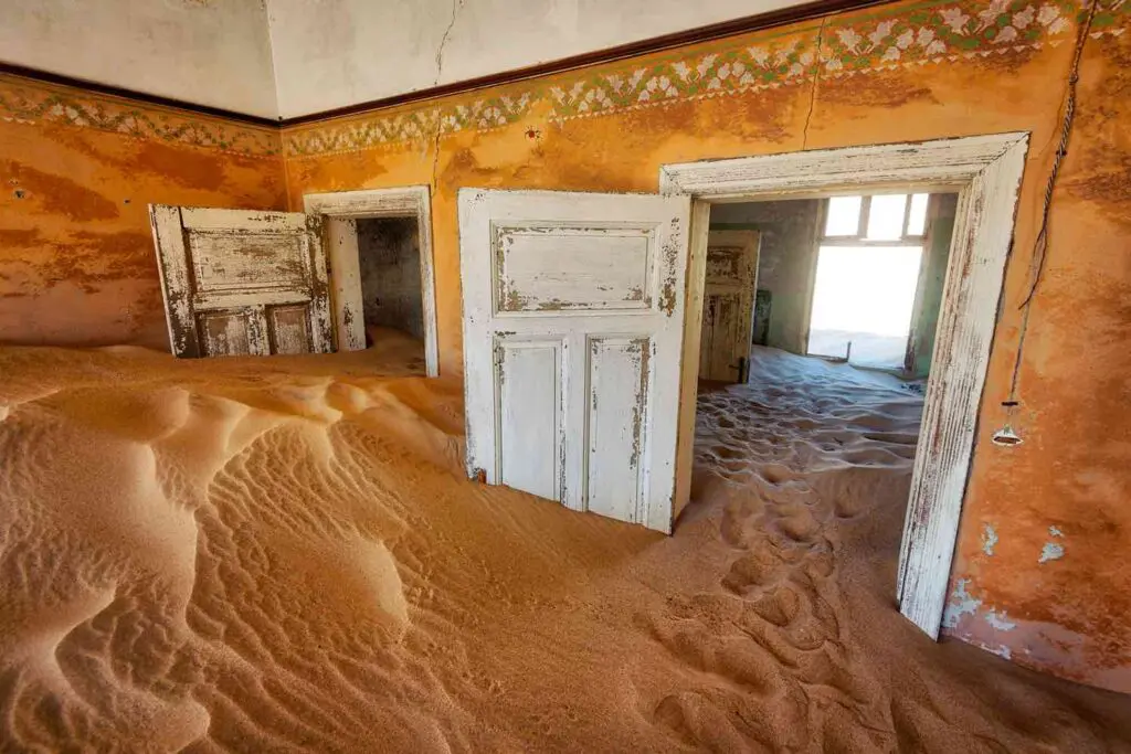 Une maison de Kolmanskop avec ses portes intérieures ensevelies