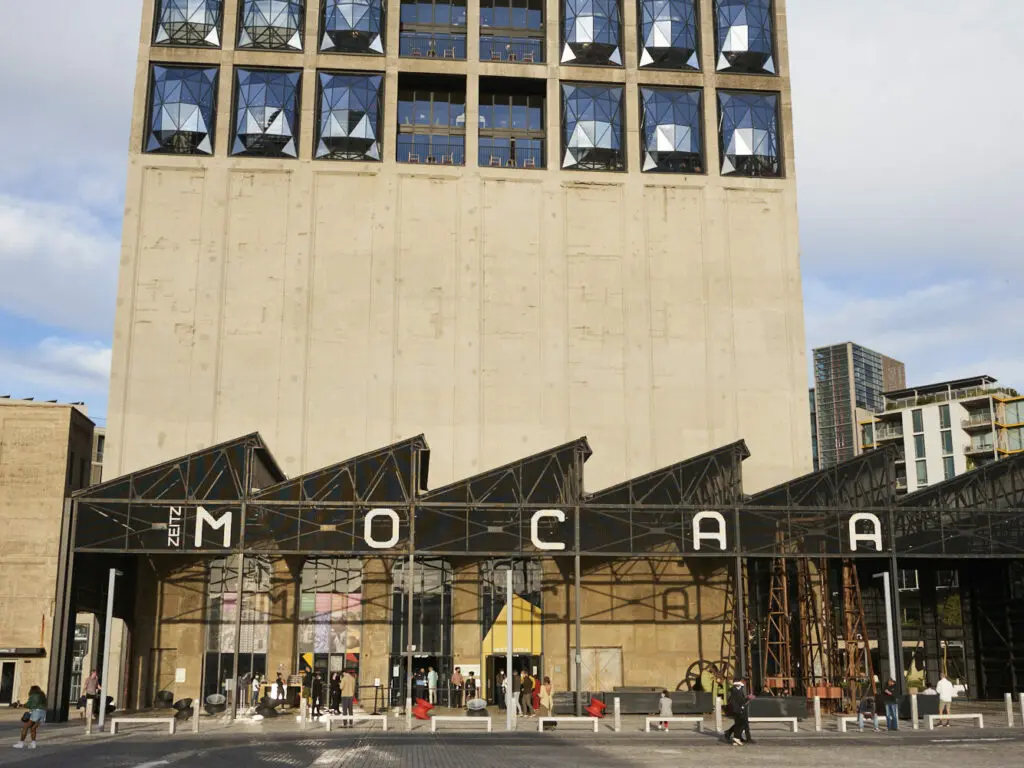Façade d'entrée du musée zeitch-mocaa au silo district, Waterfront